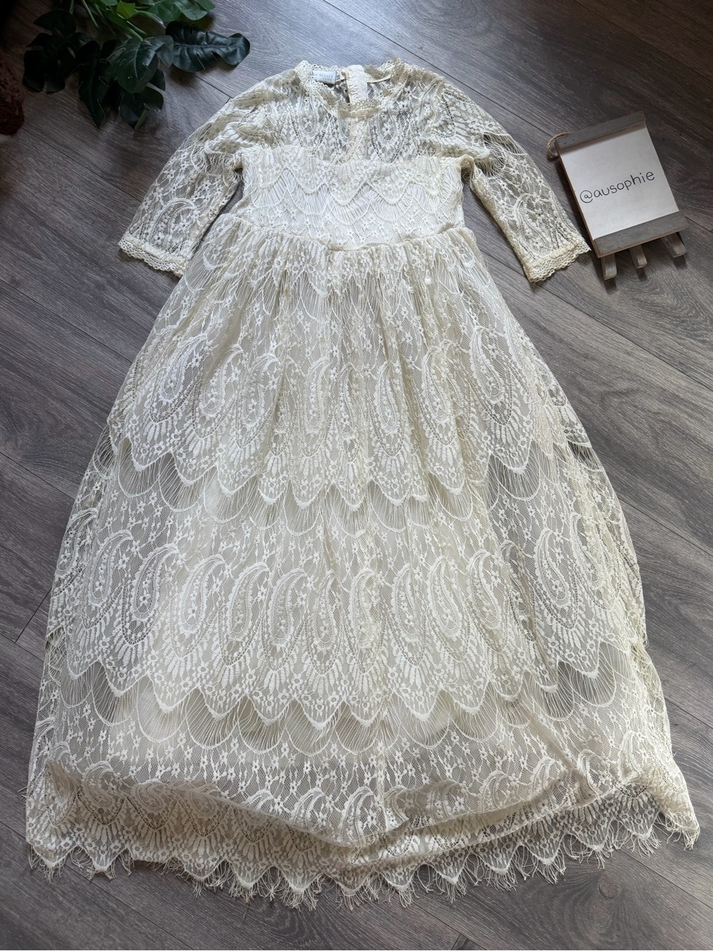 Trish Scully Child Bella Raffaella Lace Long Sleeve Dress in Ivory. Size 10